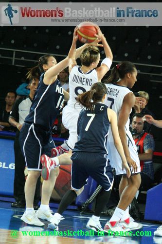 Céline Dumerc flying to the basket