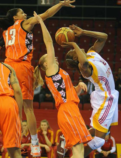  Candace Parker in the air, higher than Tamika Catchings © FIBA Europe  