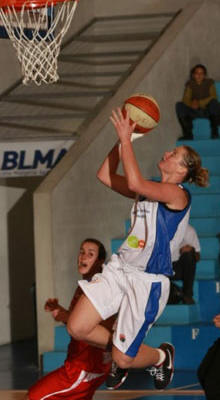  Pauline Krawczyk playing basketball in the EuroCup Women   © FIBA Europe 
