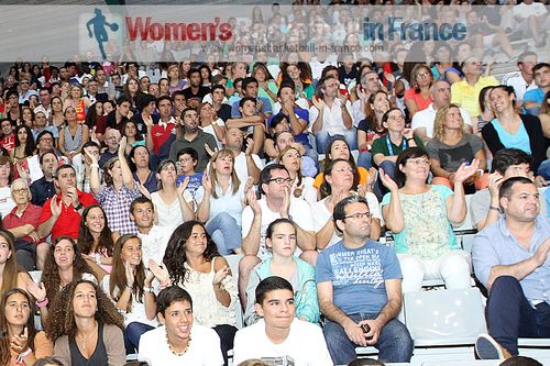 People watching basketball in Matosinhos