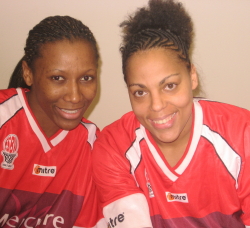 Géraldine Robert and Kathy Wambe © womensbasketball-in-france.com   