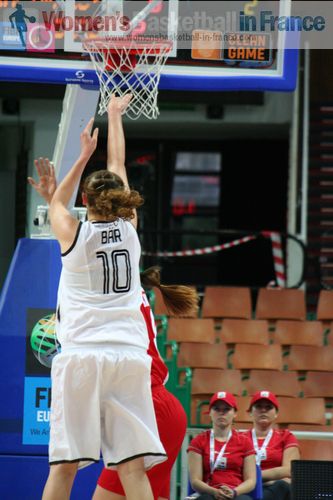 Romy Bär releasing the ball