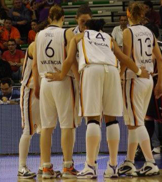 Ros Casares players discussing tactics at EuroLeague Women 2010 © Miguel Bordoy Cano-womensbasketball-in-france.com