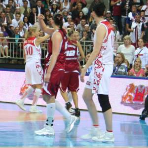 Russian and Latvian players after the match © womensbasketball-in-france.com