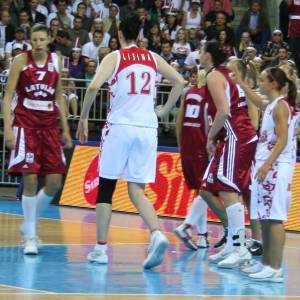 Russian and Latvian players after the match © womensbasketball-in-france.com