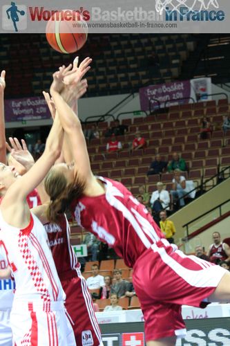  Sabine Niedola winning rebounds at EuroBasket 2011 © womensbasketball-in-france.com  