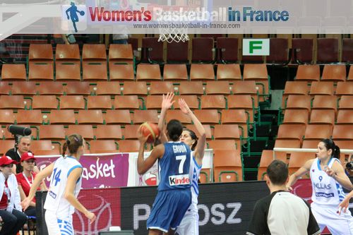 Sandrine Gruda trying to get past Greece © womensbasketball-in-france.com  
