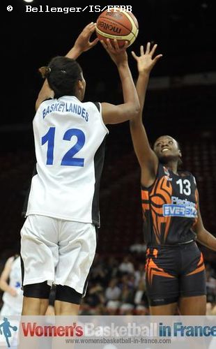  Sarah Ousfar shooting against Rudiane Eduardo © Bellenger/IS/FFBB  