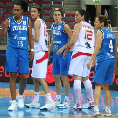 Spain and Italy playing basketball at EuroBasket Women 2009 © womensbasketball-in-france.com