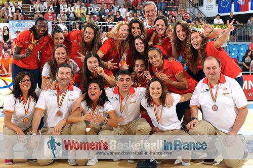 Spain U18 players and staff with bronze medal © FIBA Europe / Viktor Rébay    