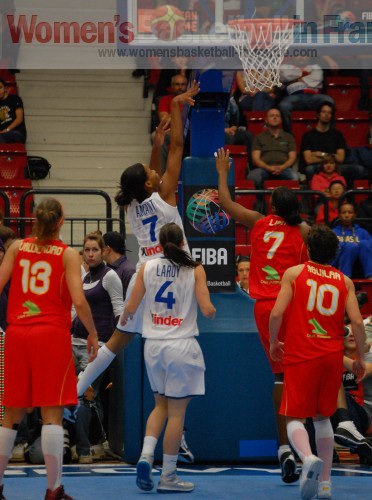  Marielle Amant hits the basket © womensbasketball-in-france.com  