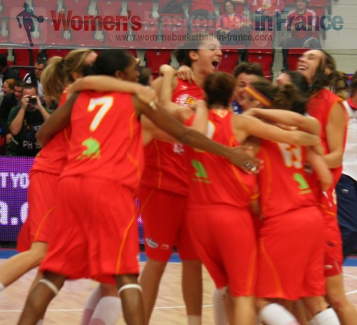  Spain Celebrate after beating France  © womensbasketball-in-france.com  