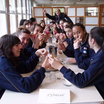   Spain U16 at the table at the 2009 Tournoi International du Poinçonnet© FEB.es