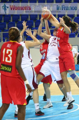  Players from Spain and Latvia U20 in the paint © womensbasketball-in-france.com  