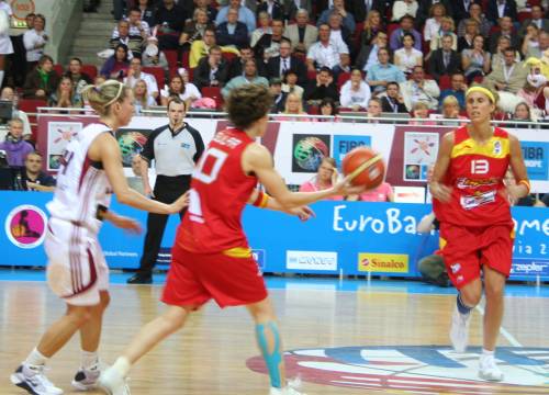 Spain  and Latvia at EuroBasket Women2009 © womensbasketball-in-france.com