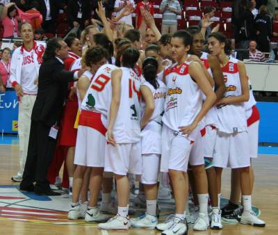 spain and Russian players after the EuroBasket women 2009 semi-final © Womensbasketball-in-france.com