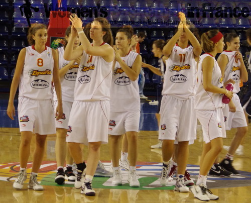 Spain celebrate beating the hosts Slovak Republic at 2010 European Championship Women © womensbasketball-in-france.com