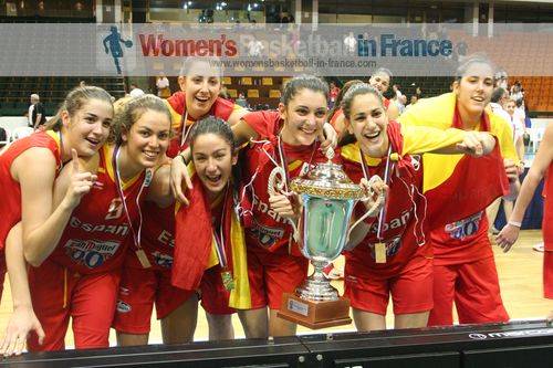Spain hold cup 2011  © womensbasketball-in-france.com  