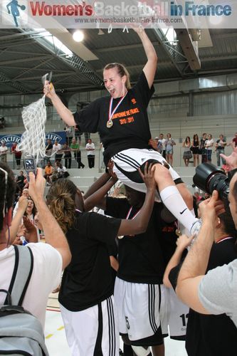 Stéphanie Dubois  celebrating winning the LF2 title (May 2011) © womensbasketball-in-france.com