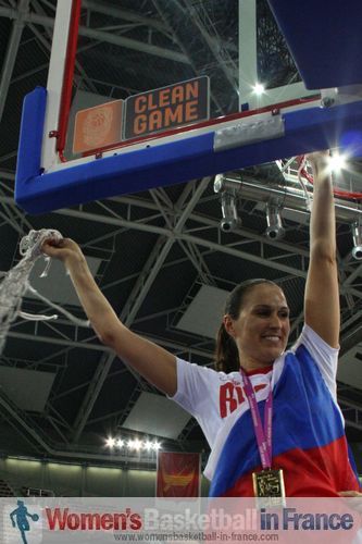 Svetlana Abrosimova cutting the net