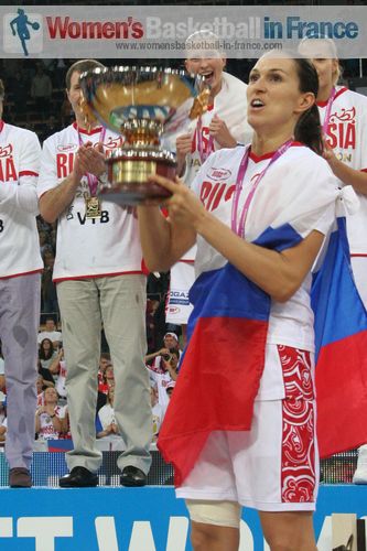 Svetlana Abrosimova lifting EuroBasket Women Trophy