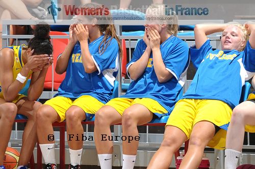  Swedish players cannot look at their opponent taking the free-throw © FIBA Europe / Viktor Rébay    