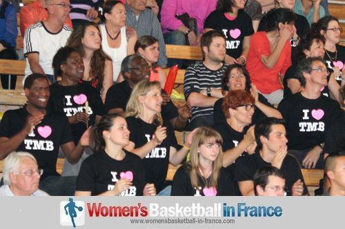   Toulouse Métropole Basket Féminin supporters celebrating  ©  womensbasketball-in-france.com 