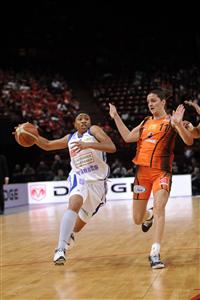 Tanisha Wright on the run at Paris Bercy © FF BB/Jean Francois Molliere-Ciamillo&Castorial