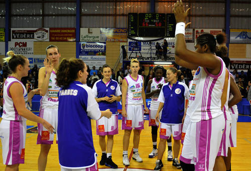  Tarbes celebrating after beating Bourges Basket  © Alain Bouchard