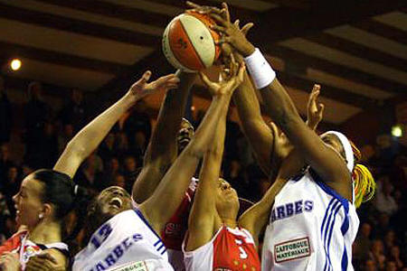  Tarbes and Spartak Moscow players scramble for the ball in EuroLeague Women action © Laurant Dard 