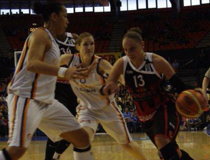 Diana Taurasi on the attack against Ros Casares at EuroLeague Women 2010 © Miguel Bordoy Cano-womensbasketball-in-france.com