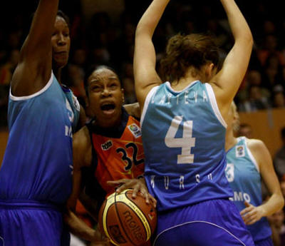 Tina Thompson looking for a way in   © Fiba Europe 