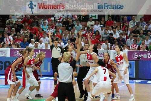 Tip-off Poland versus Latvia at EuroBasket Women 2011 © womensbasketball-in-france.com  