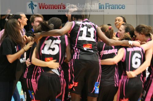   Toulouse Métropole Basket Féminin players celebrating  ©  womensbasketball-in-france.com 