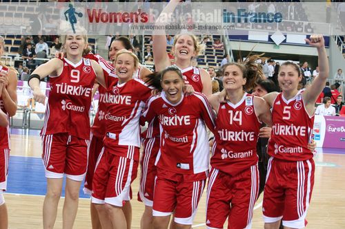 Turkey celebrating semi-final victory at EuroBasket Women 2011 © womensbasketball-in-france.com  