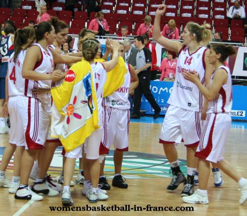 Turkey acknowledge the crowd © womensbasketball-in-france.com