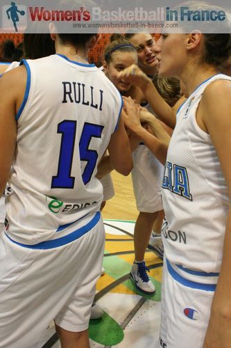 Players from Italy in the huddle  © womensbasketball-in-france.com  