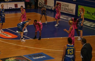 UHB - ZVVZ USK action picture ©womensbasketball-in-france