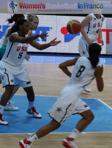  USA on a fast break against the Australia at the 2010 World Championship Women © womensbasketball-in-france.com  