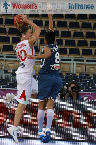 Veronika Bortelova and Edwige Lawson-Wade © womensbasketball-in-france.com  