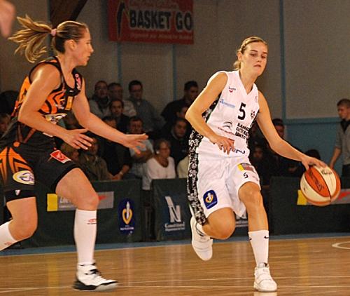  Virginie Bremont in action against Bourges Basket  © SO Armentières 