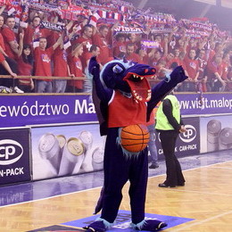 Wisla Can-Pack's fans and mascot on the way to FIBA Europe EuroLeague Women final four  © Krzysztof Porębski   