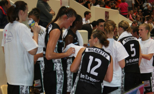 Armentières players after a game © womensbasketball-in-france.com 