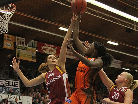 Carine Paul in action for Bourges against Alena Branzova © Fiba Europe