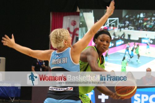 Caroline Aubert stopping Pauline Akonga N'Simiba at the 2013 Opel LFB