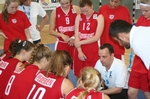  	Ginnerup Thomas from Denmark giving instructions © WomensBasketball-in-france.com
