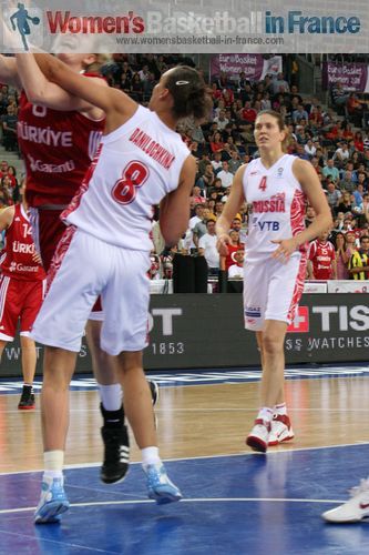 Playing for Gold at EuroBasket Women 2011 © womensbasketball-in-france.com  