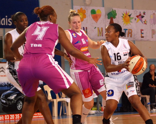  Mia Fisher watched by Frida Elderbink and Charde Houston © SO Armentières 
