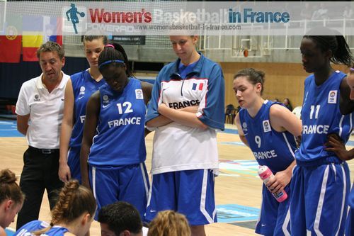   France U16 bench at time-out in Miskolc © womensbasketball-in-france.com  