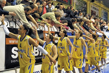 Good Angels Kosice © Manrian Ujco Good Angels Kosice players happy with the win © Manrian Ujco